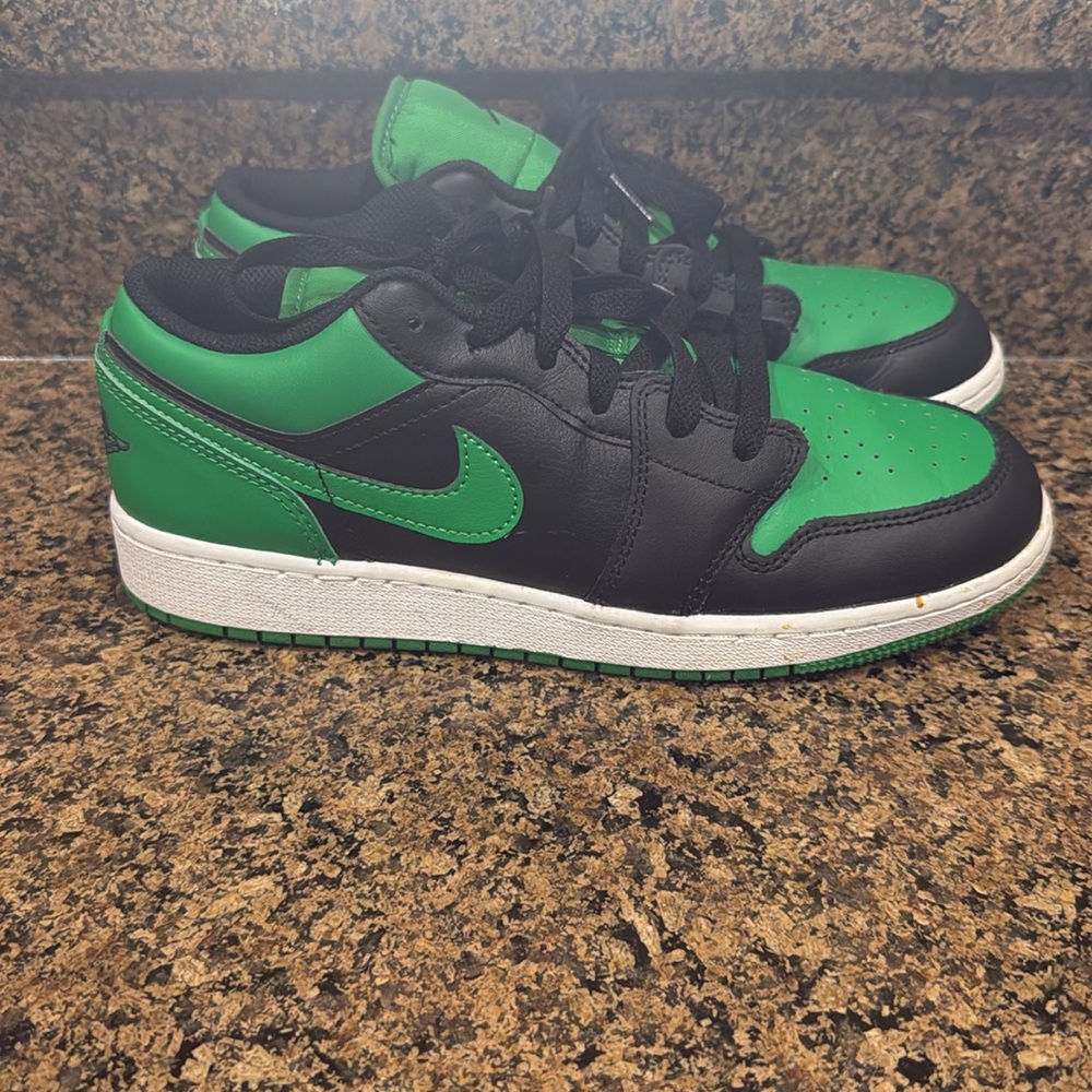 Authentic Jordan one lucky greens, low top 6.5y
Worn maybe 2 times